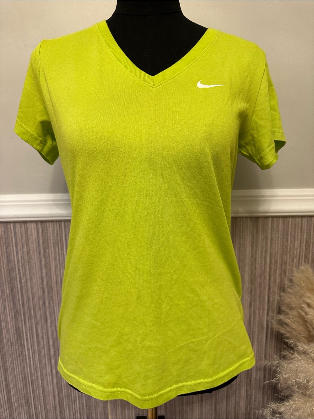 Nike Dri-FIT V-Neck Tee Women’s Medium Volt Lime Green Athletic